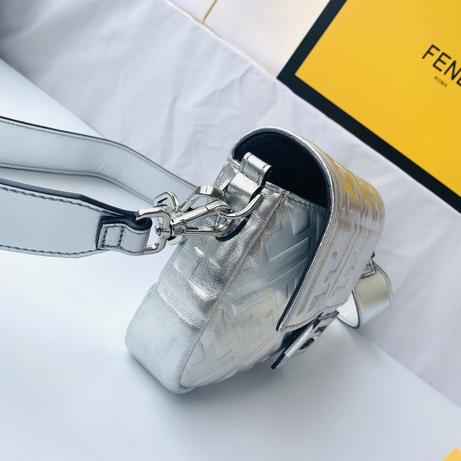 FENDI（フェンディ） メッセンジャーバッグ 26X14X4 CM-BRAND OFF