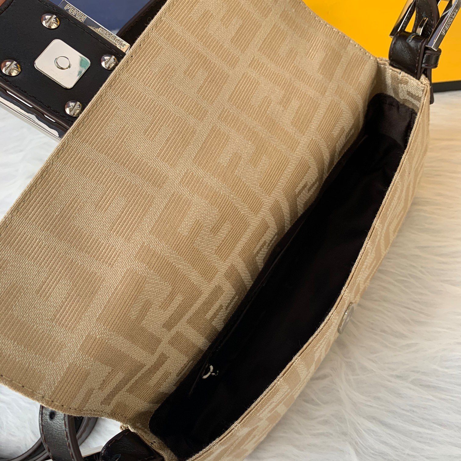 FENDI（フェンディ） メッセンジャーバッグ 25X13X4 CM-BRAND OFF
