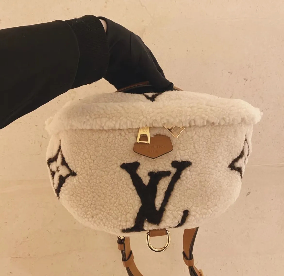 【もこもこ感で冬にぴったり♪】LOUIS VUITTON★バムバッグ M23715-BRAND OFF