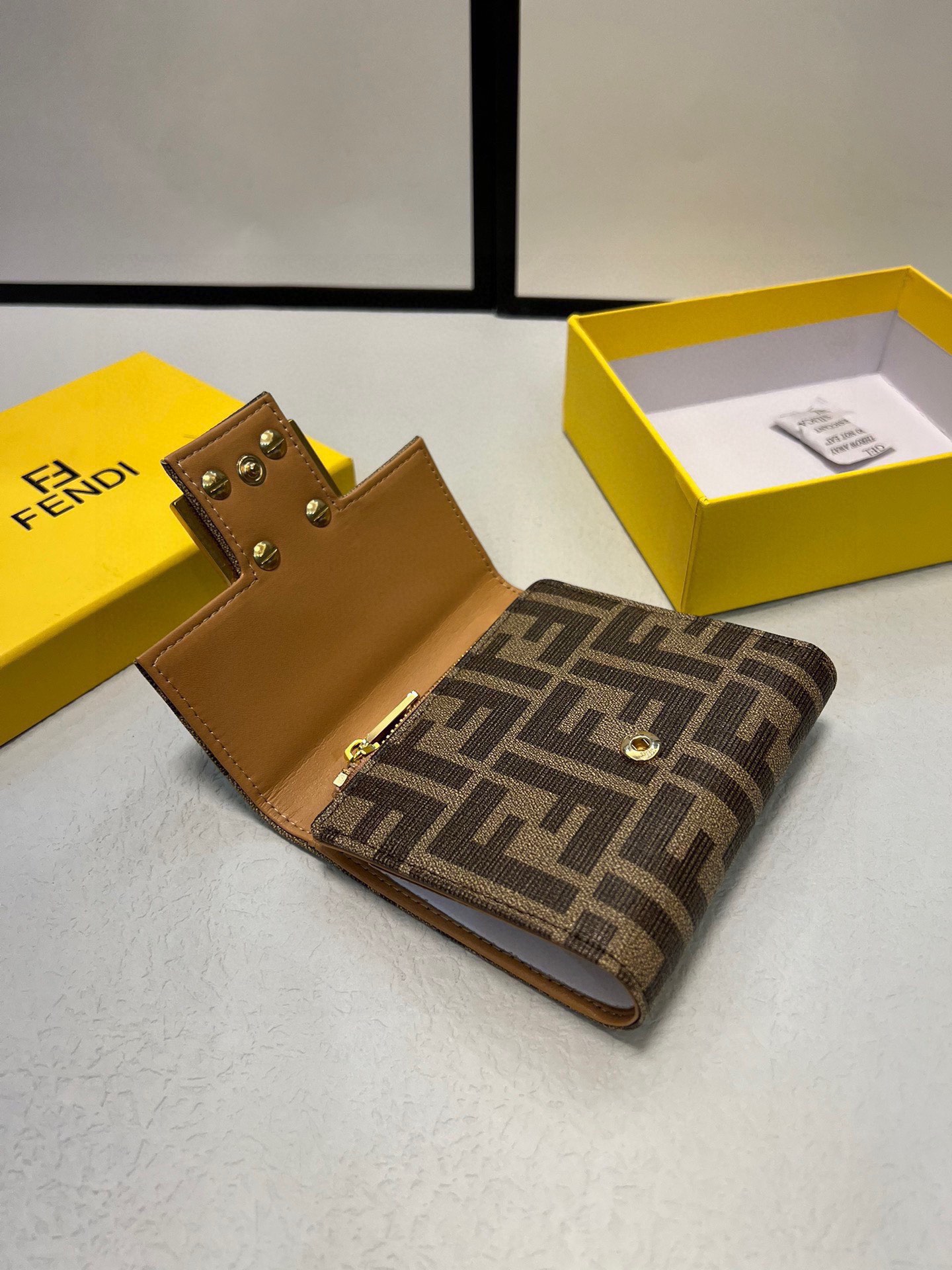 【FENDI 公式 旗艦店】フェンディ 財布 当日出荷 好評に付き再入荷！11*10CM-BRAND OFF