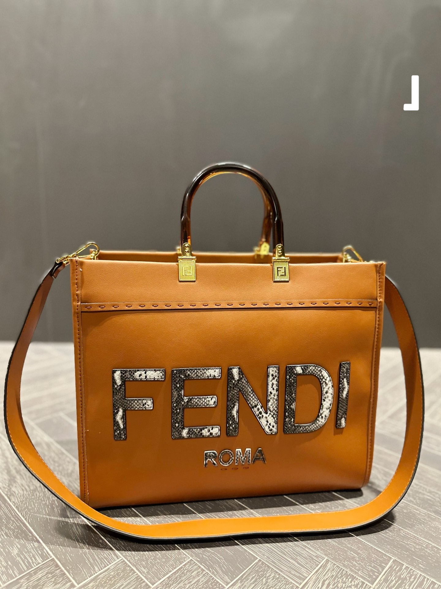 【FENDI 公式 旗艦店】 フェンディ ショルダーバッグ 当日出荷 好評に付き再入荷！23*11*22CM-BRAND OFF