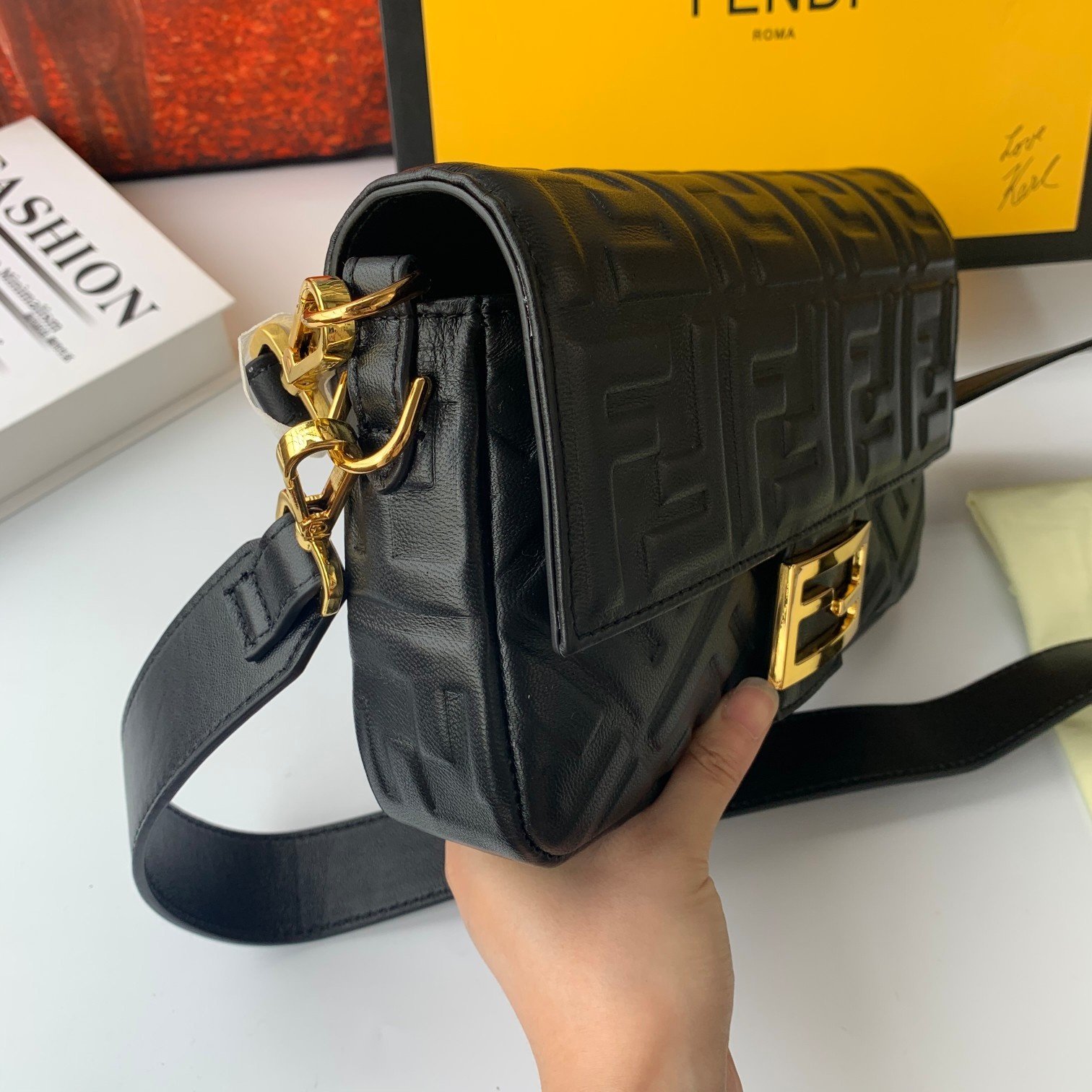 FENDI（フェンディ） メッセンジャーバッグ 26X14X4 CM-BRAND OFF