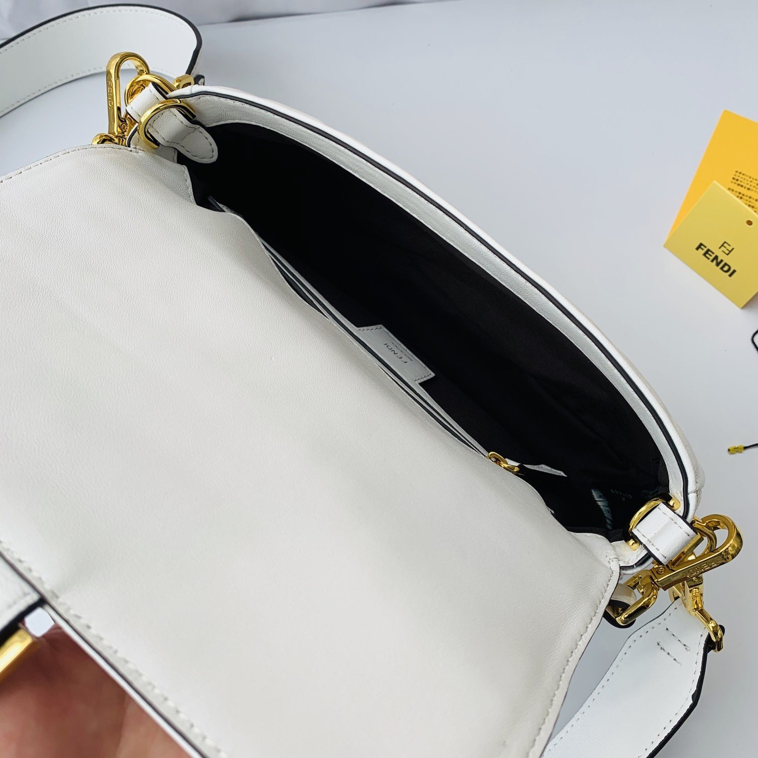FENDI（フェンディ） メッセンジャーバッグ 26X14X4 CM-BRAND OFF