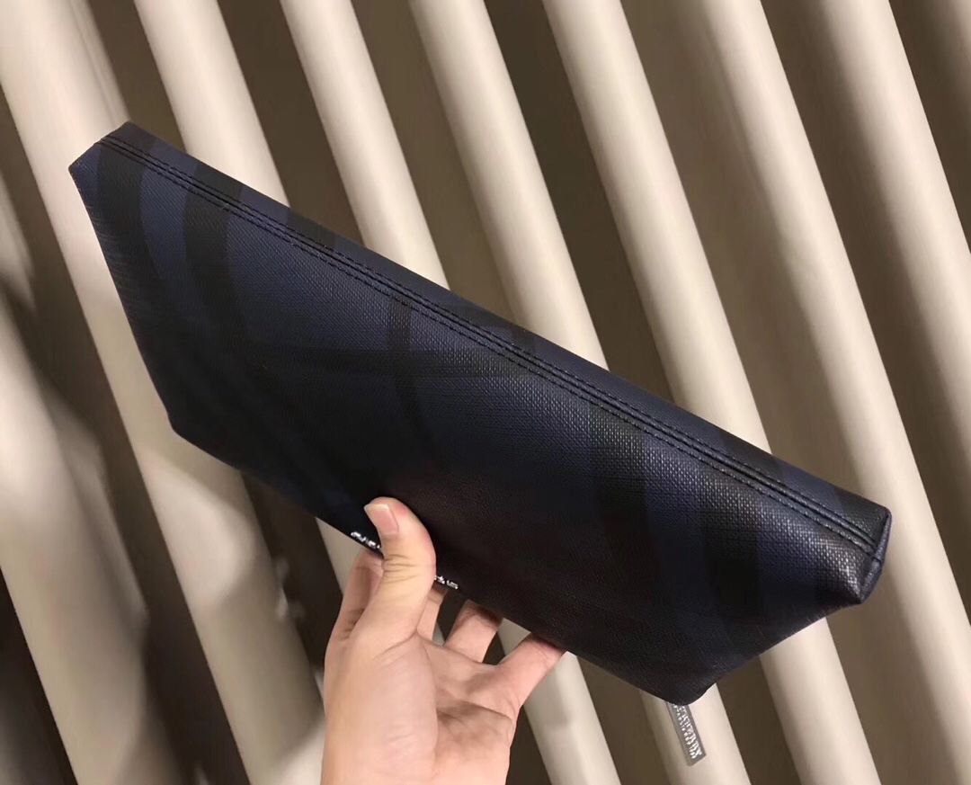 【BURBERRY 公式旗艦店】バーバリー クラッチバッグ 当日出荷 好評に付き再入荷！26*17*3CM-BRAND OFF