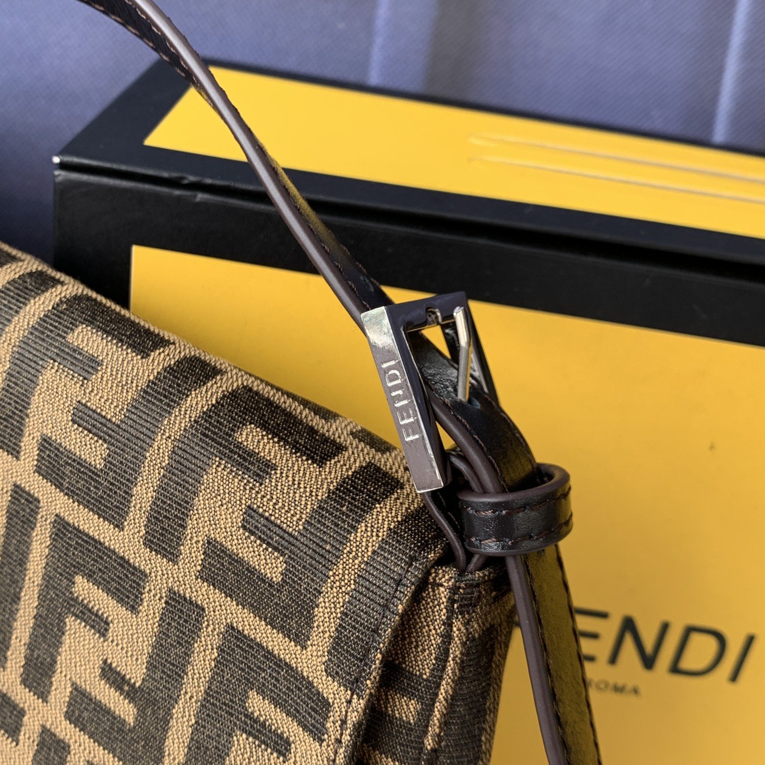 FENDI（フェンディ） メッセンジャーバッグ 30X24X5 CM-BRAND OFF