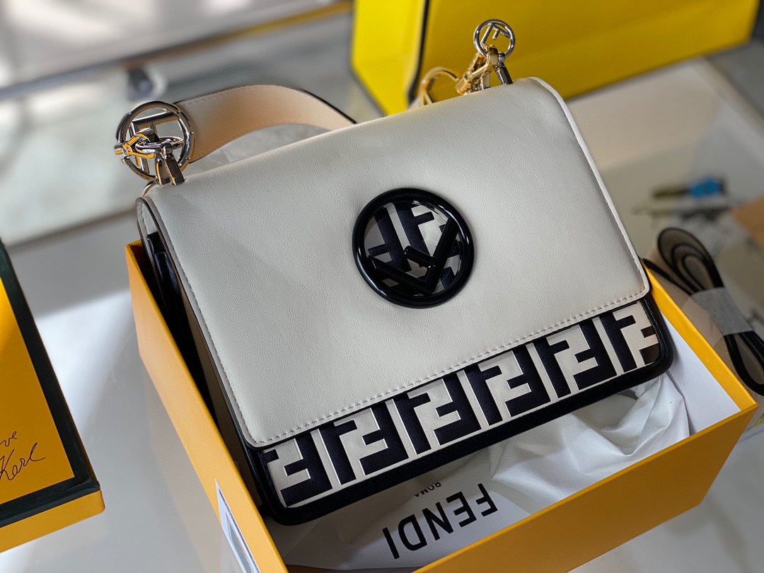 【FENDI 公式 旗艦店】フェンディ ショルダーバッグ 当日出荷 好評に付き再入荷！25CM-BRAND OFF