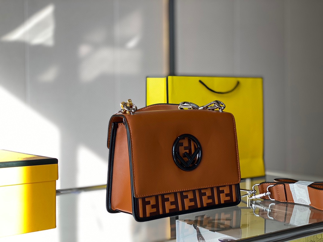 【FENDI 公式 旗艦店】フェンディ ショルダーバッグ 当日出荷 好評に付き再入荷！25CM-BRAND OFF