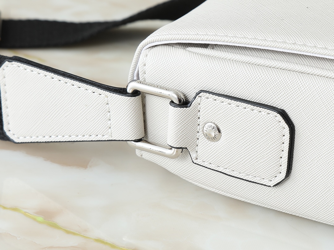LOUIS VUITTON ルイヴィトン District メッセンジャーバッグ-BRAND OFF
