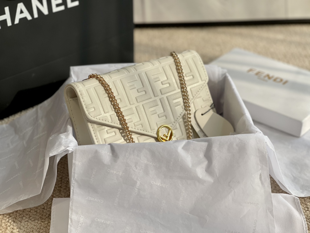 FENDI （フェンディ） メッセンジャーバッグ 20*14CM-BRAND OFF