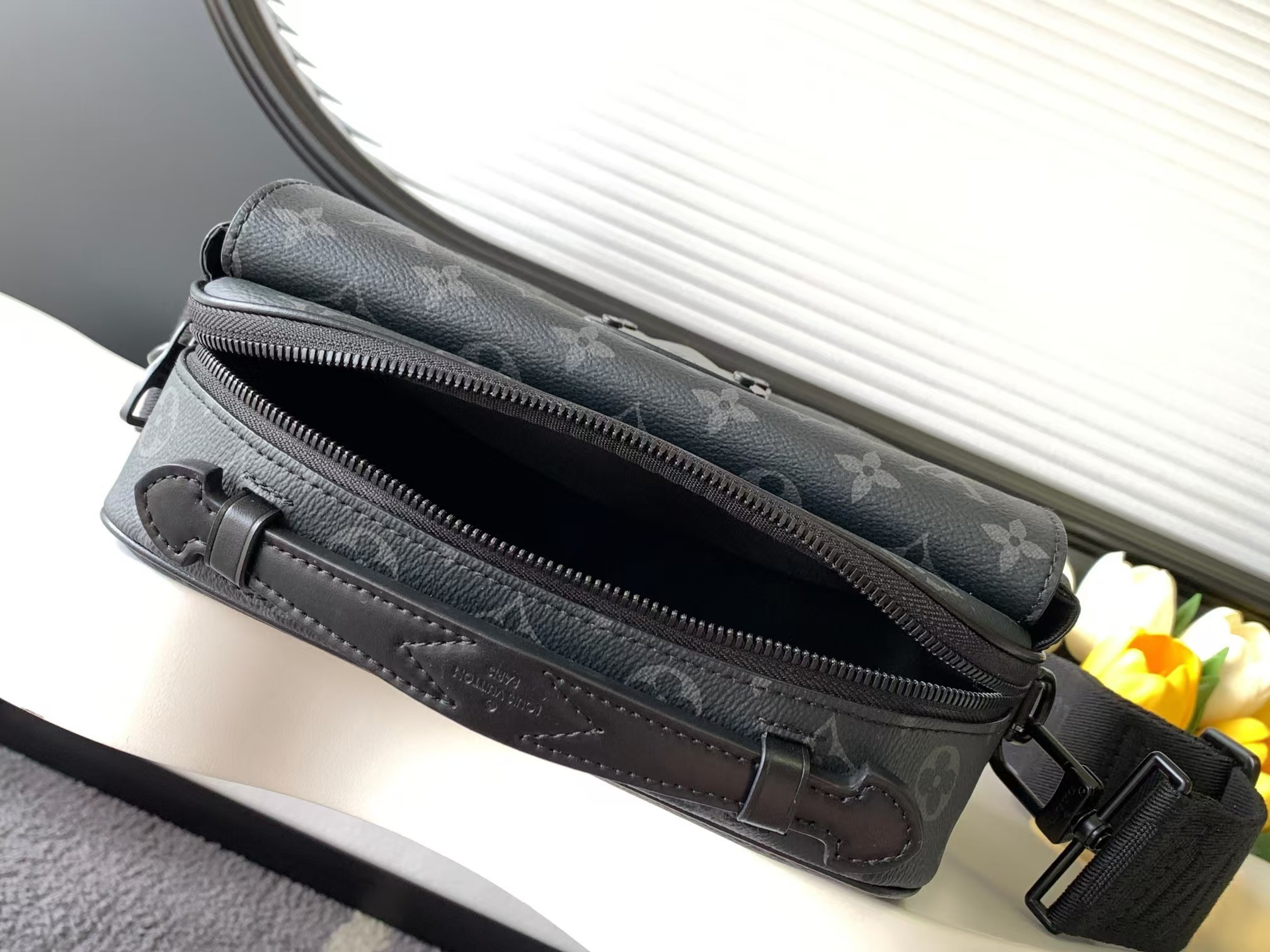 Louis Vuittonルイ・ヴィトン S LOCK メッセンジャーバッグM45806-BRAND OFF