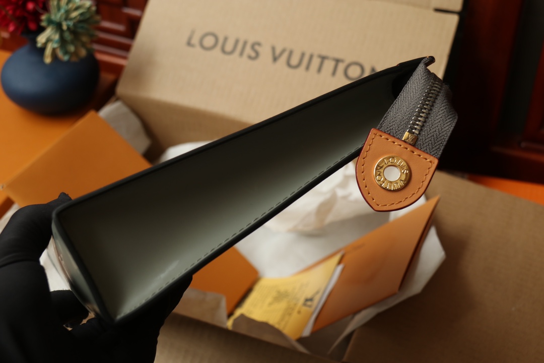 LOUIS VUITTON（ルイヴィトン）POCHETTE VOYAGE クラッチバッグ M61692-BRAND OFF