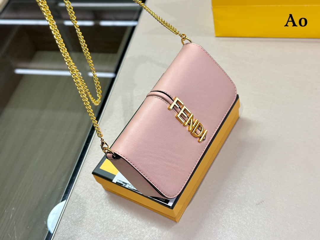 【FENDI 公式 旗艦店】 フェンディ ショルダーバッグ 当日出荷 好評に付き再入荷！21*13CM-BRAND OFF