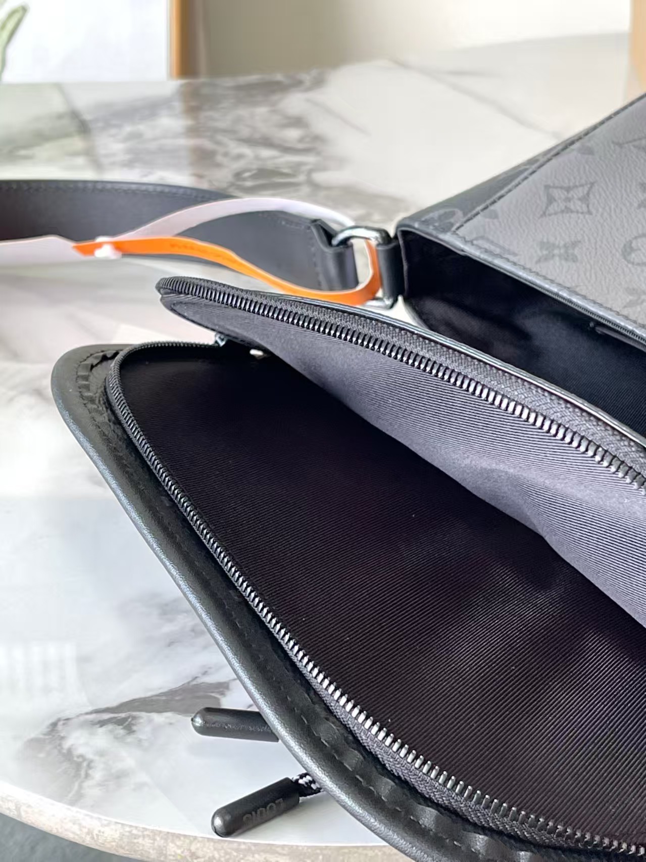 【LOUIS VUITTON旗艦店】ルイ・ヴィトン★PULSE メッセンジャーバッグ M12681-BRAND OFF