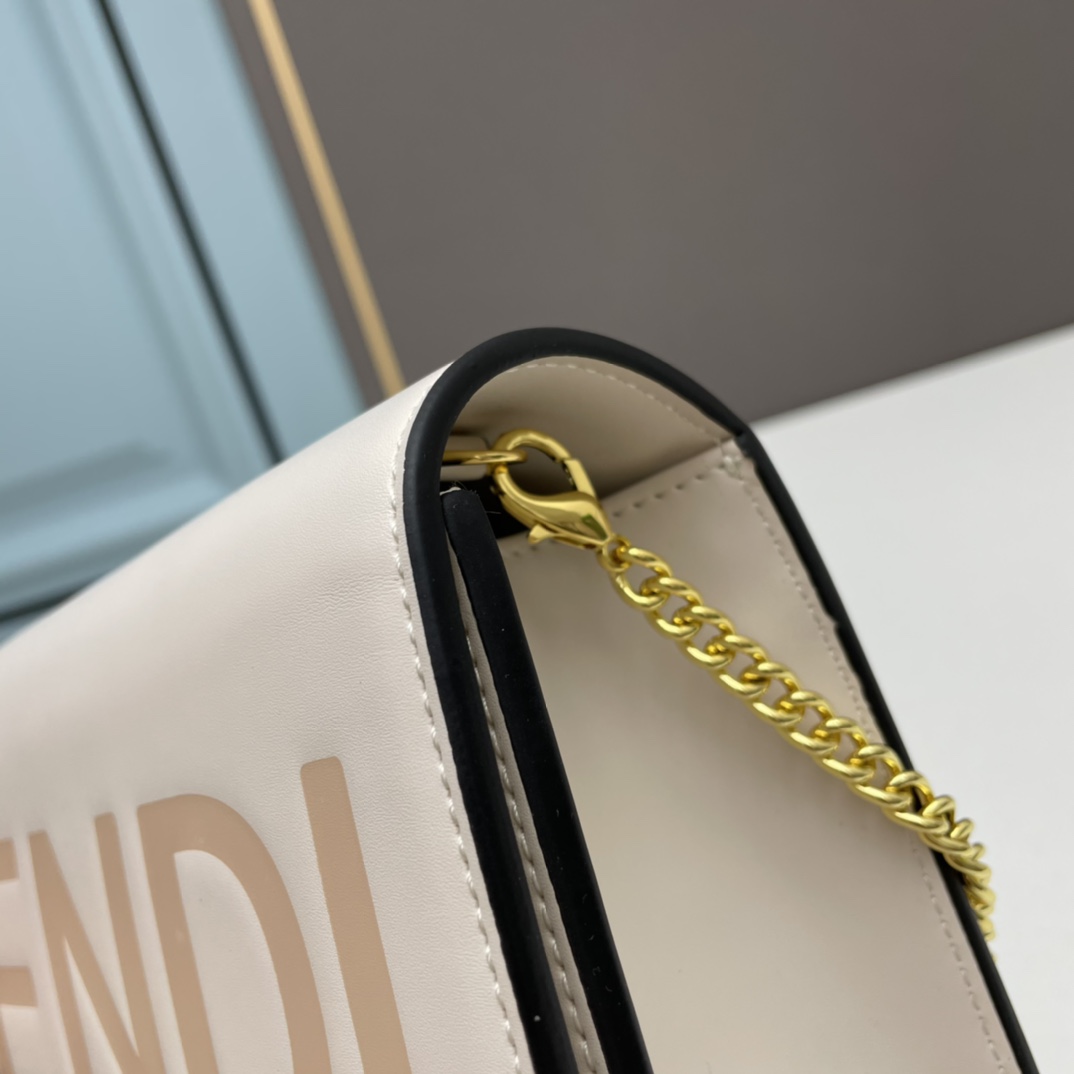 【FENDI 公式 旗艦店】フェンディ ショルダーバッグ 当日出荷 好評に付き再入荷！20*13*6CM-BRAND OFF