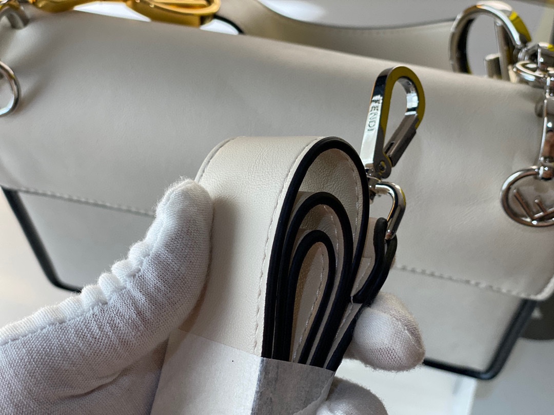 【FENDI 公式 旗艦店】フェンディ ショルダーバッグ 当日出荷 好評に付き再入荷！25CM-BRAND OFF
