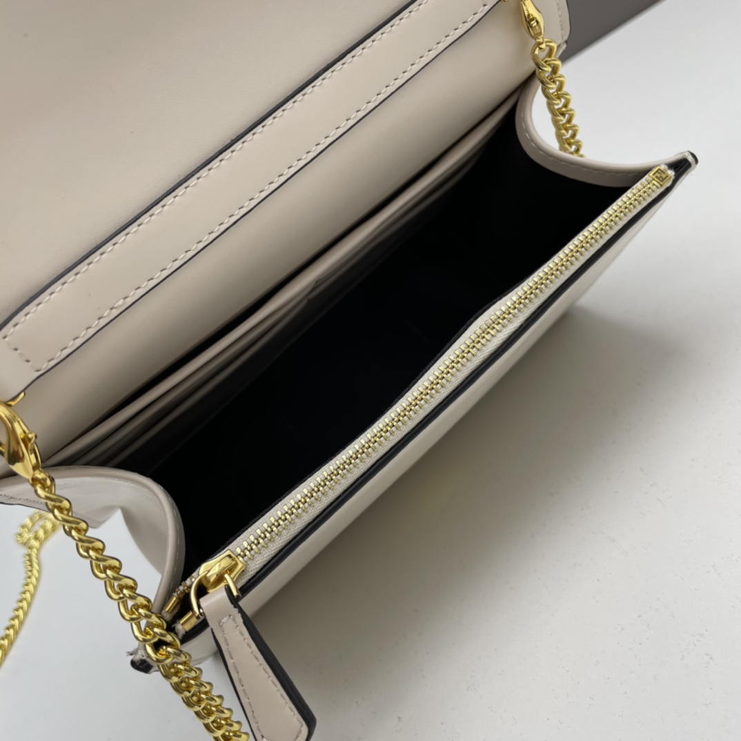 【FENDI 公式 旗艦店】フェンディ ショルダーバッグ 当日出荷 好評に付き再入荷！20*13*6CM-BRAND OFF