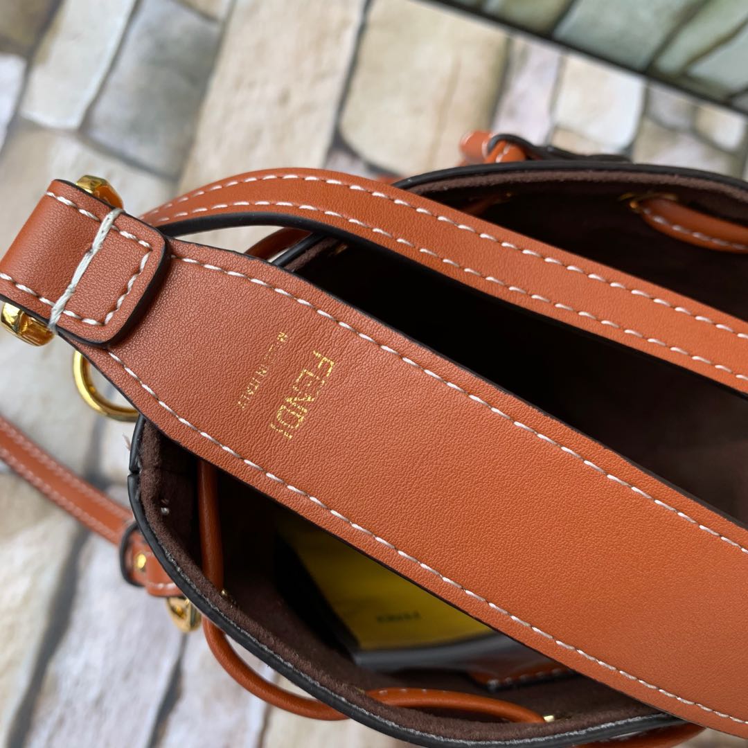 FENDI（フェンディ） メッセンジャーバッグ18X12X10CM-BRAND OFF