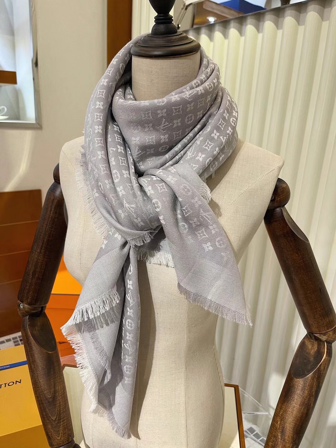 【2026】【LV Louis Vuitton ルイ·ヴィトン】オートクチュール ファッション トランジショナル カラー ロング ビアード スカーフ120*120CM-BRAND OFF