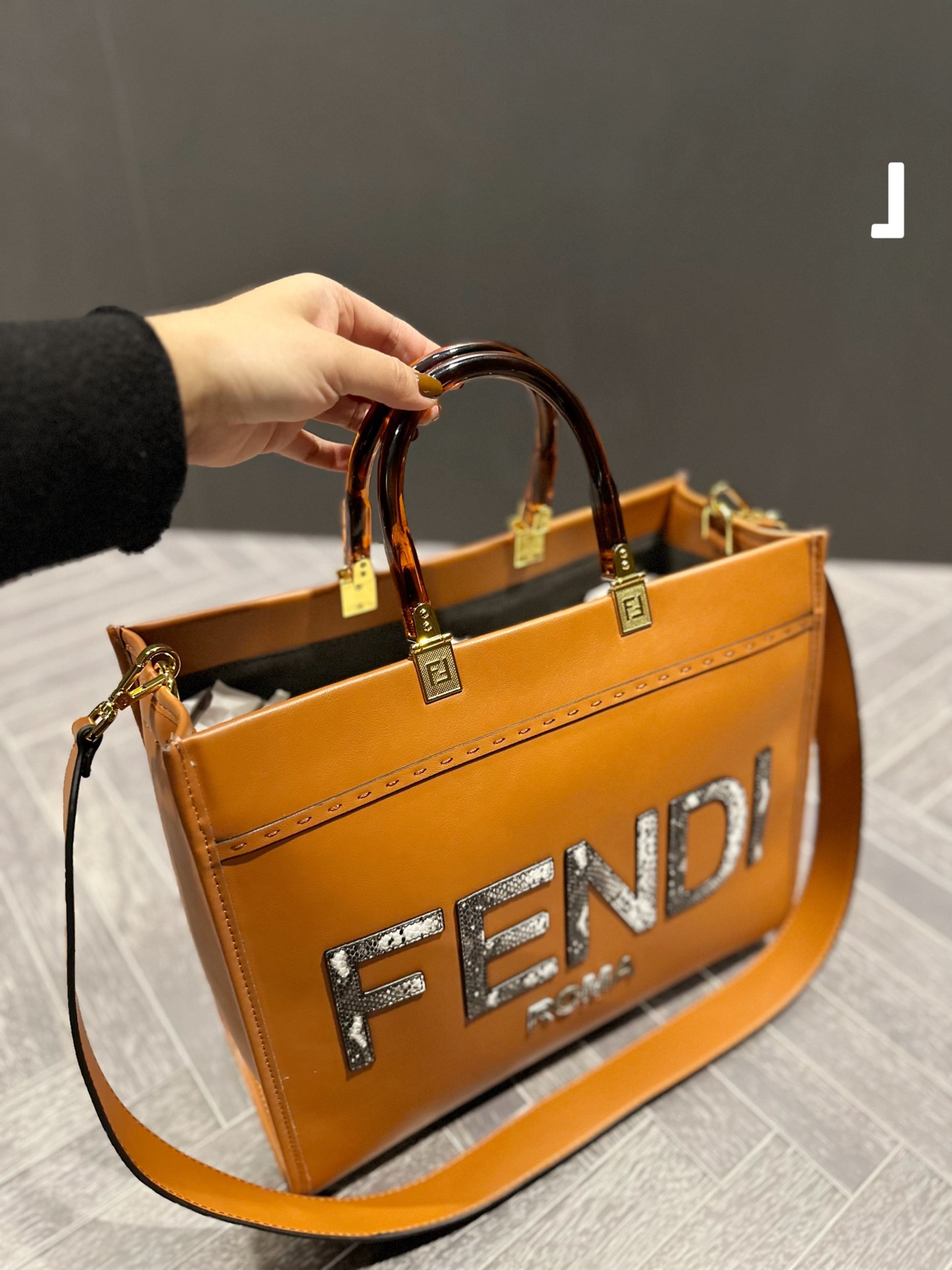 【FENDI 公式 旗艦店】 フェンディ ショルダーバッグ 当日出荷 好評に付き再入荷！23*11*22CM-BRAND OFF