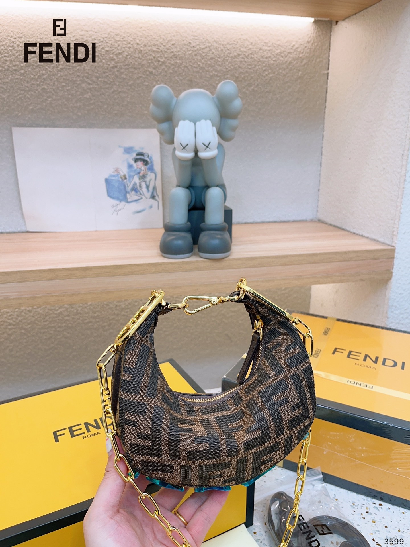 【FENDI 公式 旗艦店】 フェンディ ショルダーバッグ 当日出荷 好評に付き再入荷！21*13CM-BRAND OFF