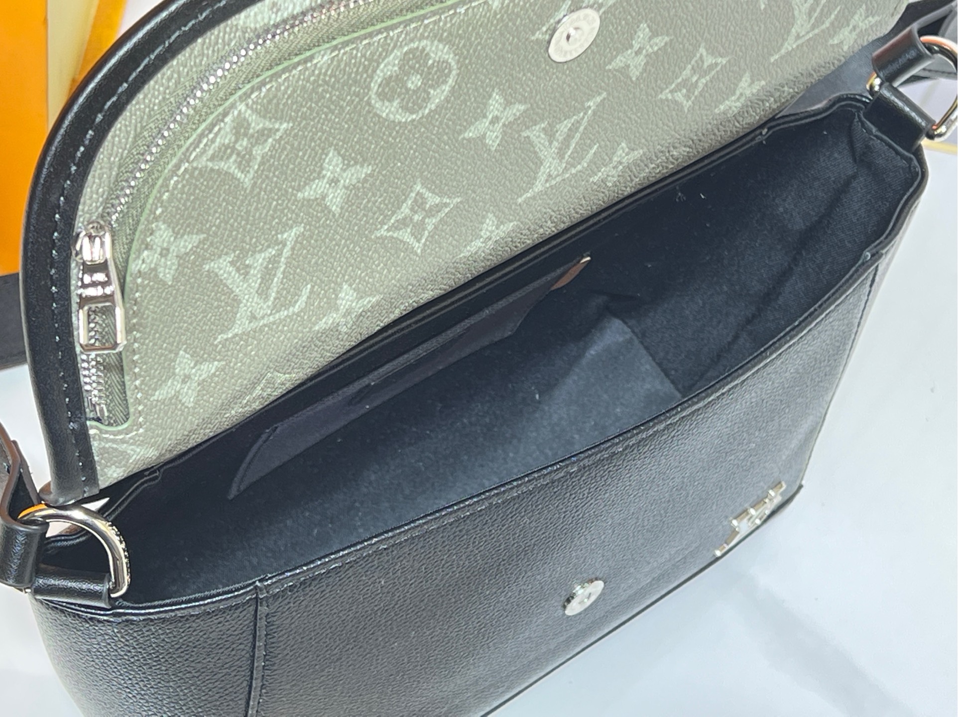 LOUIS VUITTON ルイヴィトン PULSE ショルダーバッグ M12618 M12625-BRAND OFF