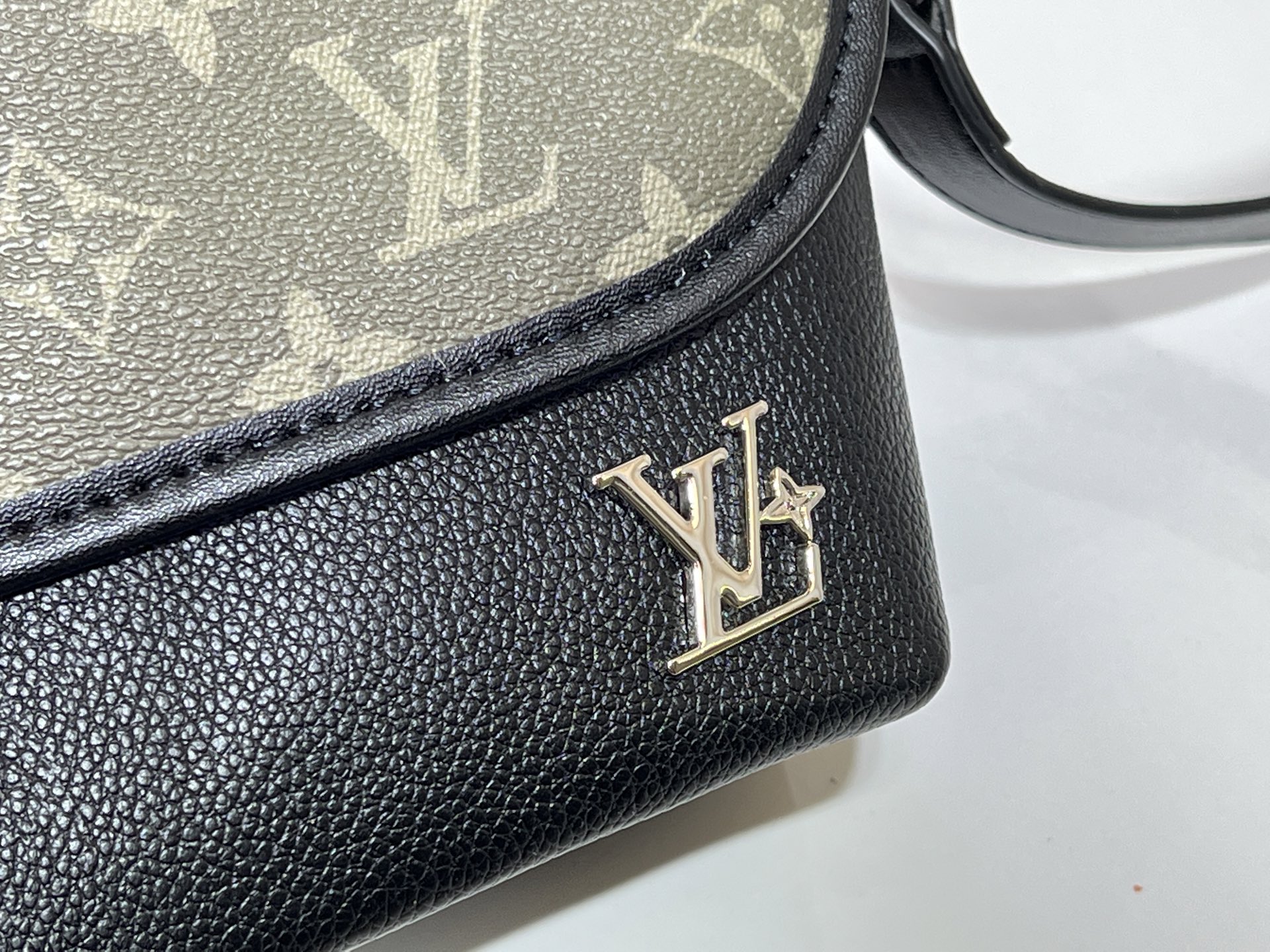 LOUIS VUITTON ルイヴィトン PULSE ショルダーバッグ M12618 M12625-BRAND OFF