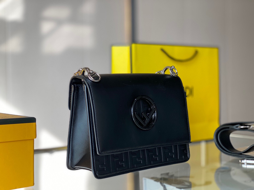 【FENDI 公式 旗艦店】フェンディ ショルダーバッグ 当日出荷 好評に付き再入荷！25CM-BRAND OFF