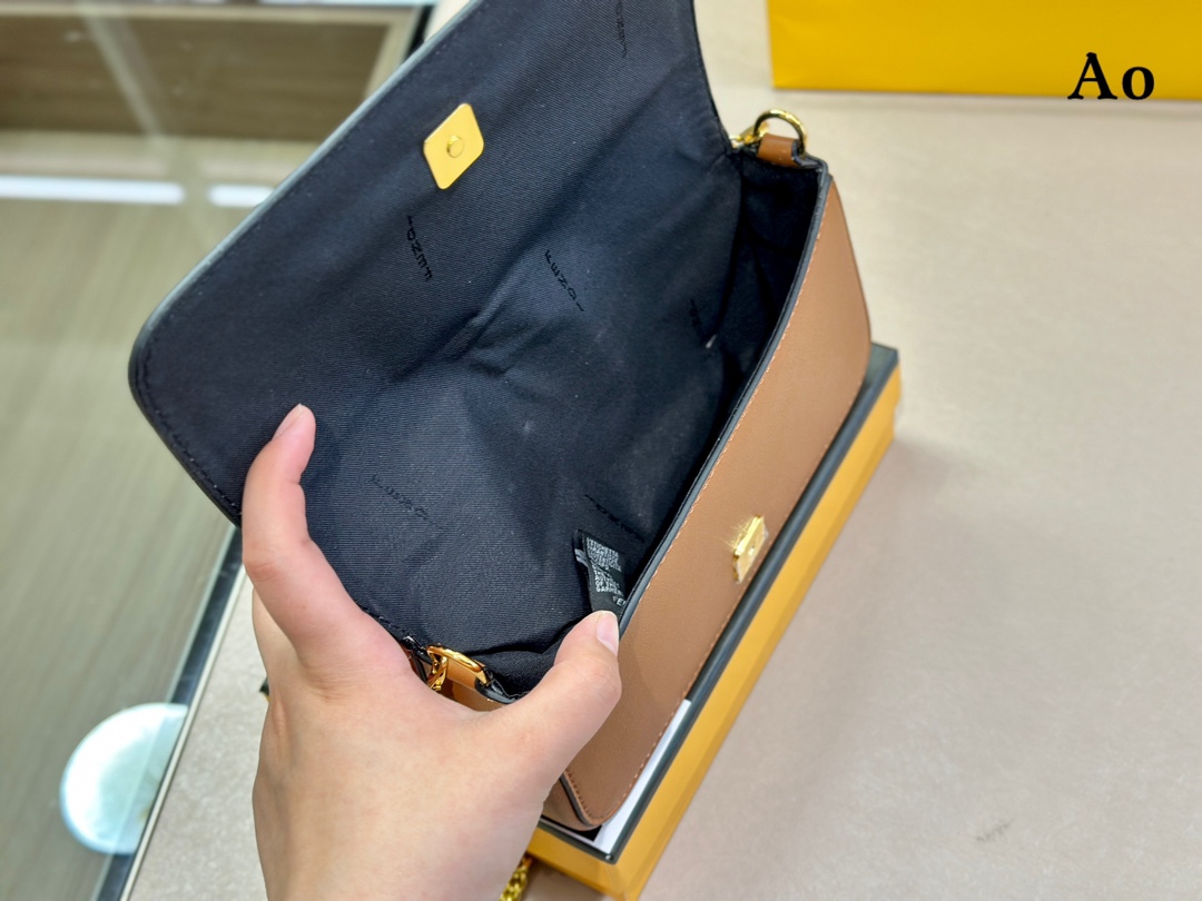 【FENDI 公式 旗艦店】 フェンディ ショルダーバッグ 当日出荷 好評に付き再入荷！21*13CM-BRAND OFF