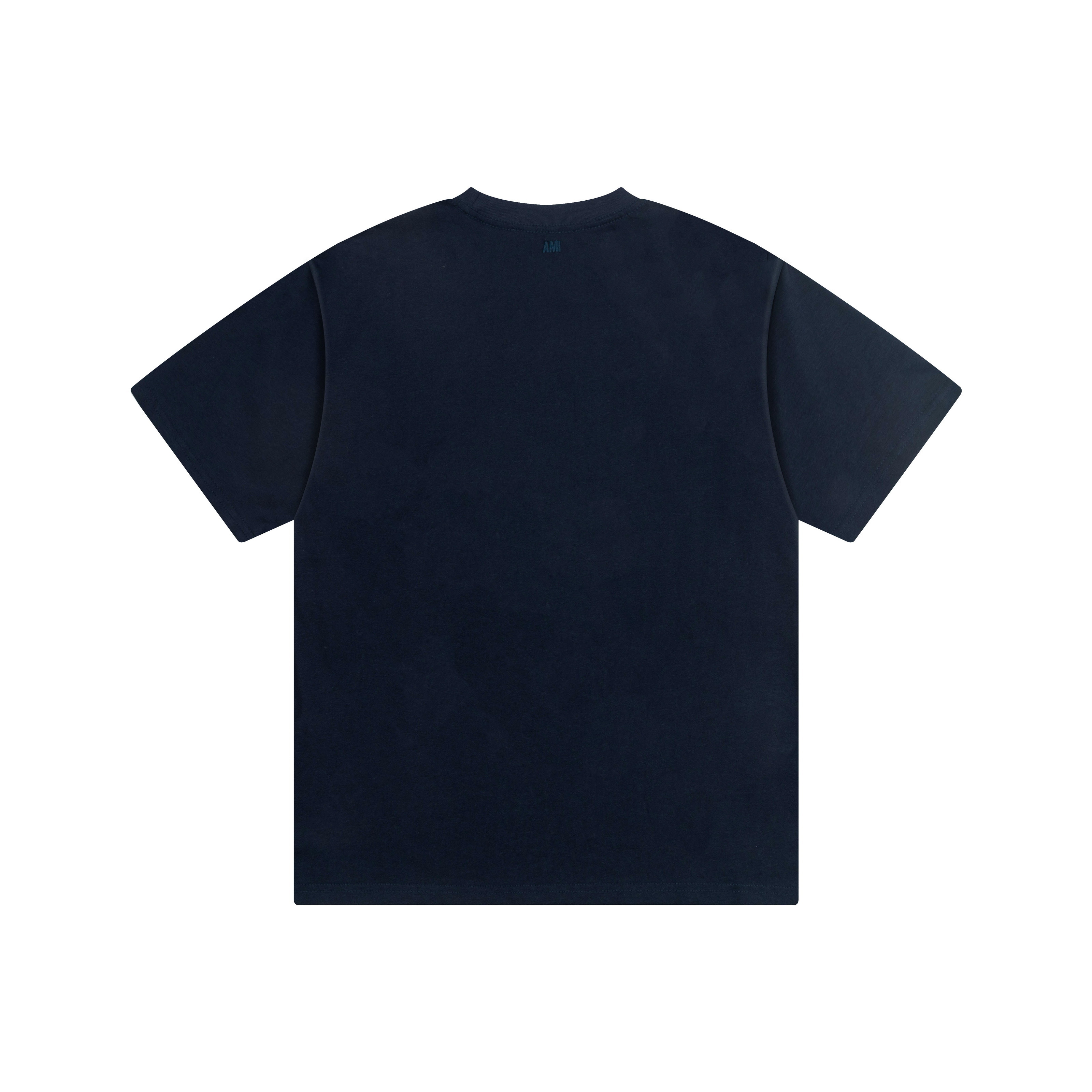 【AMI PARIS公式旗艦店】AMI PARISカジュアルTシャツ。純綿素材を使用し、胸元に小さなハート型の刺繍が施されています。2026年新作。