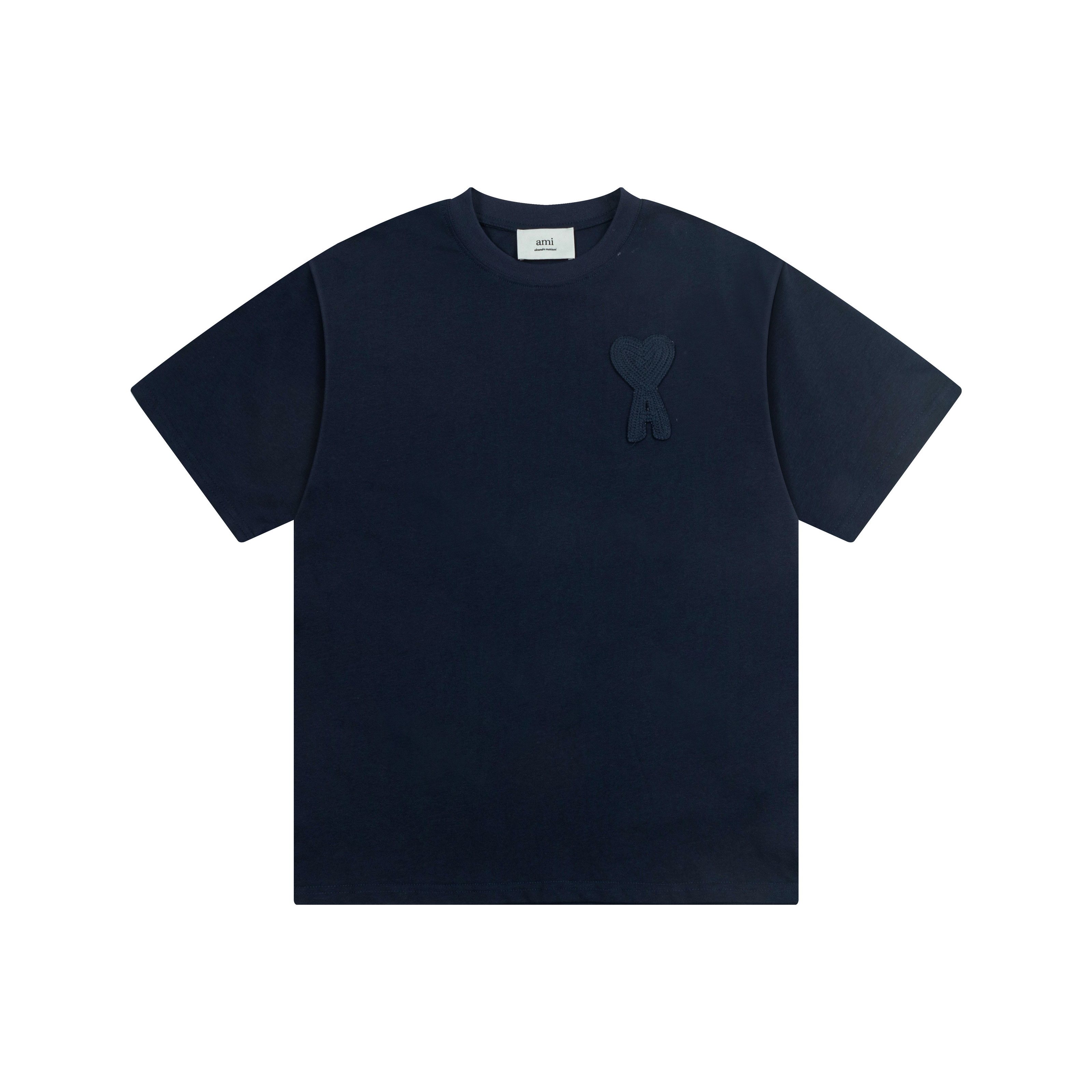 【AMI PARIS公式旗艦店】AMI PARISカジュアルTシャツ。純綿素材を使用し、胸元に小さなハート型の刺繍が施されています。2026年新作。