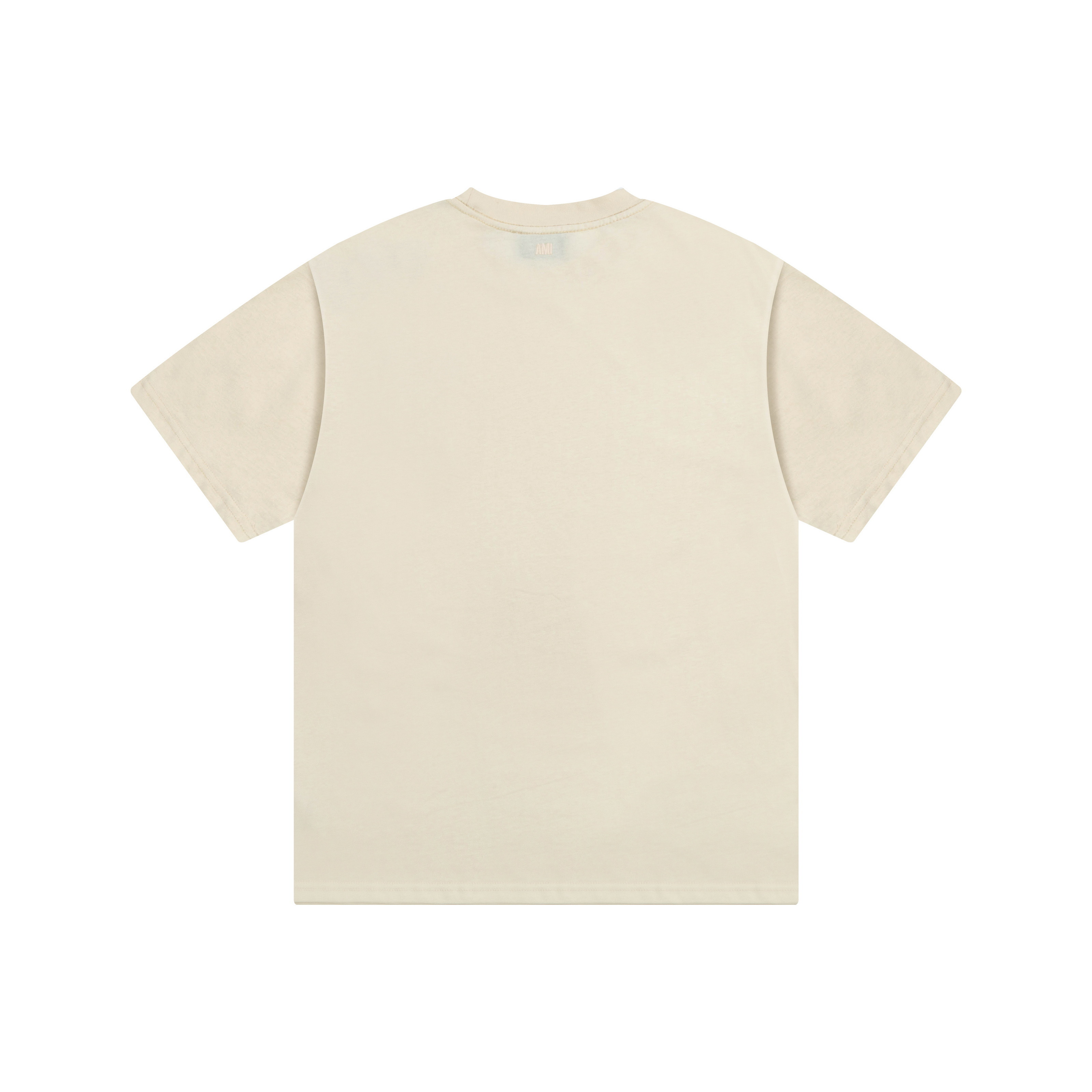 【AMI PARIS公式旗艦店】AMI PARISカジュアルTシャツ。純綿素材を使用し、胸元に小さなハート型の刺繍が施されています。2026年新作。