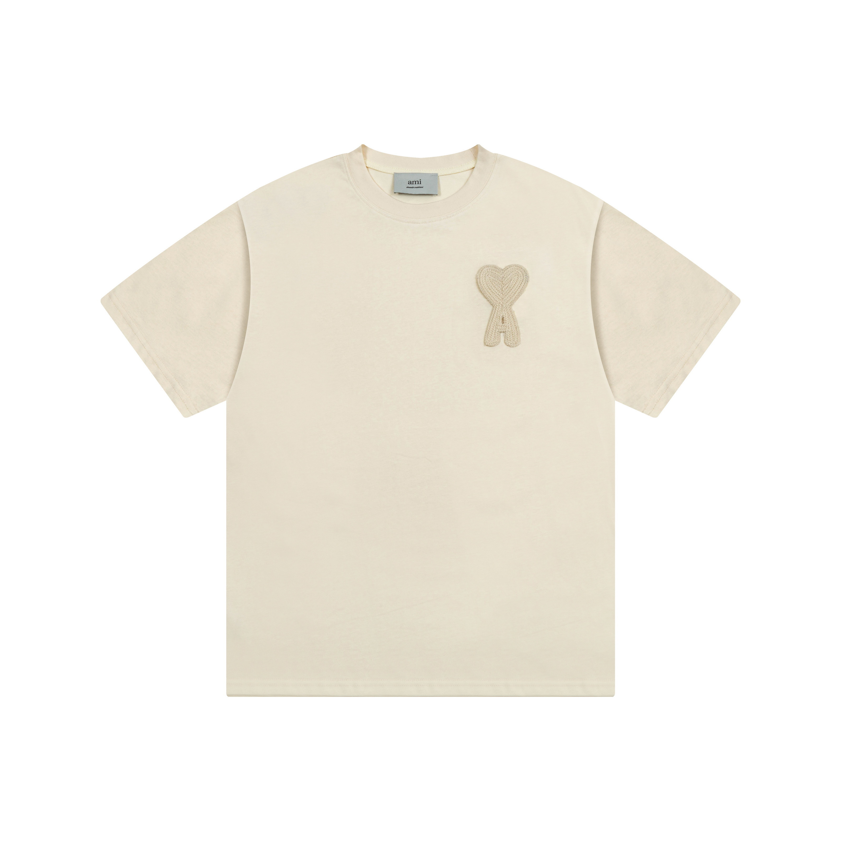 【AMI PARIS公式旗艦店】AMI PARISカジュアルTシャツ。純綿素材を使用し、胸元に小さなハート型の刺繍が施されています。2026年新作。