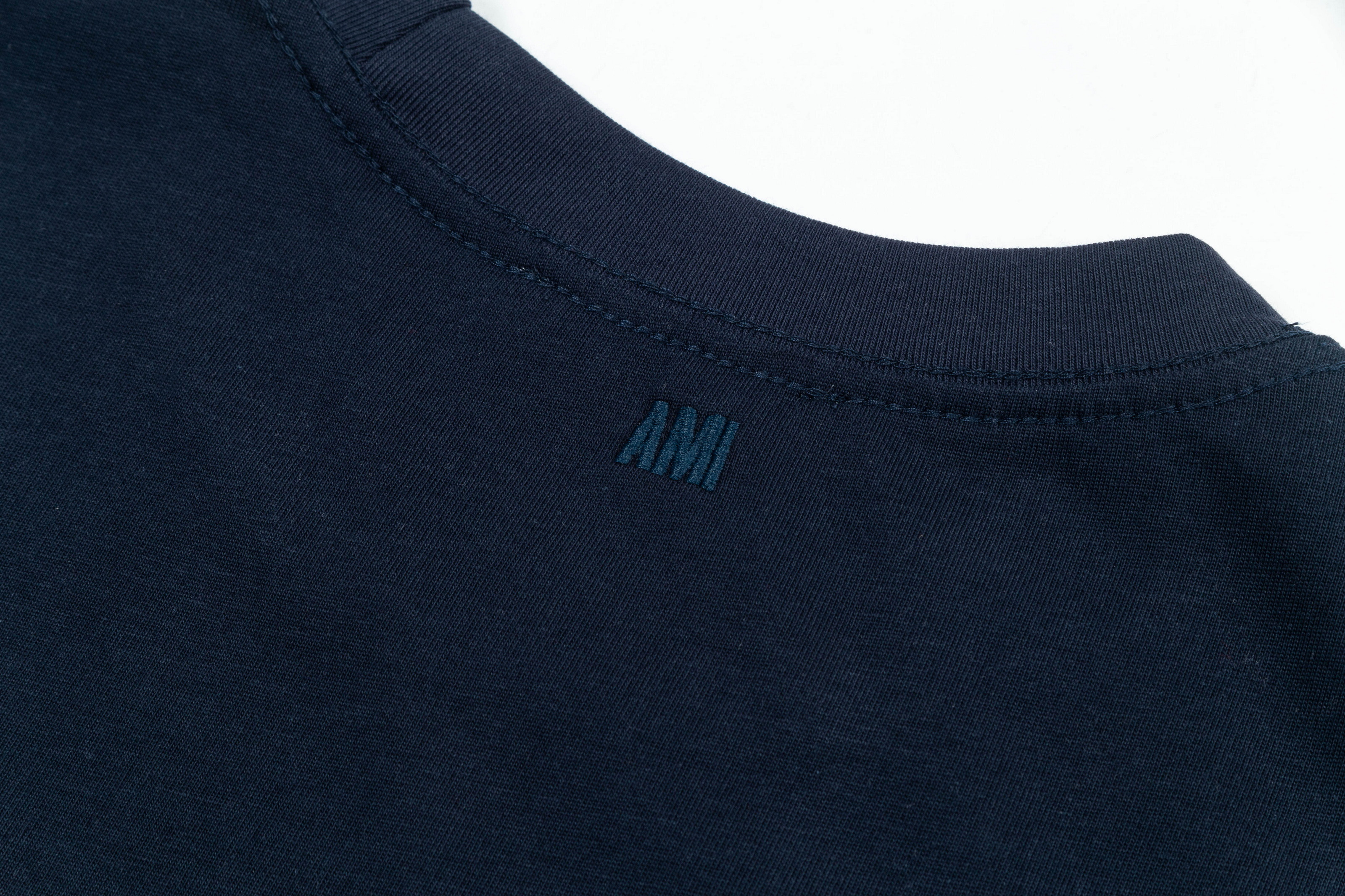 【AMI PARIS公式旗艦店】AMI PARISカジュアルTシャツ。純綿素材を使用し、胸元に小さなハート型の刺繍が施されています。2026年新作。