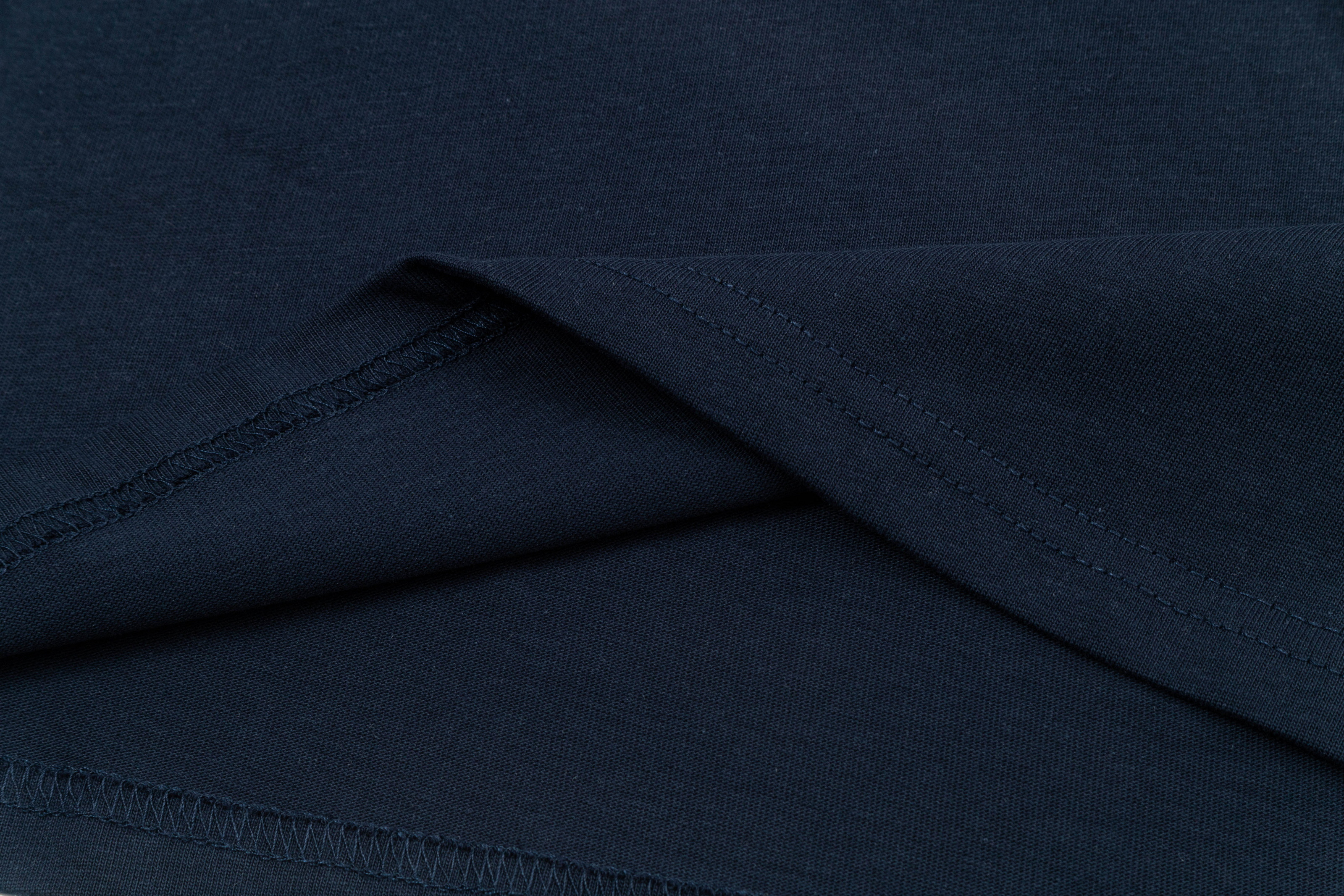 【AMI PARIS公式旗艦店】AMI PARISカジュアルTシャツ。純綿素材を使用し、胸元に小さなハート型の刺繍が施されています。2026年新作。