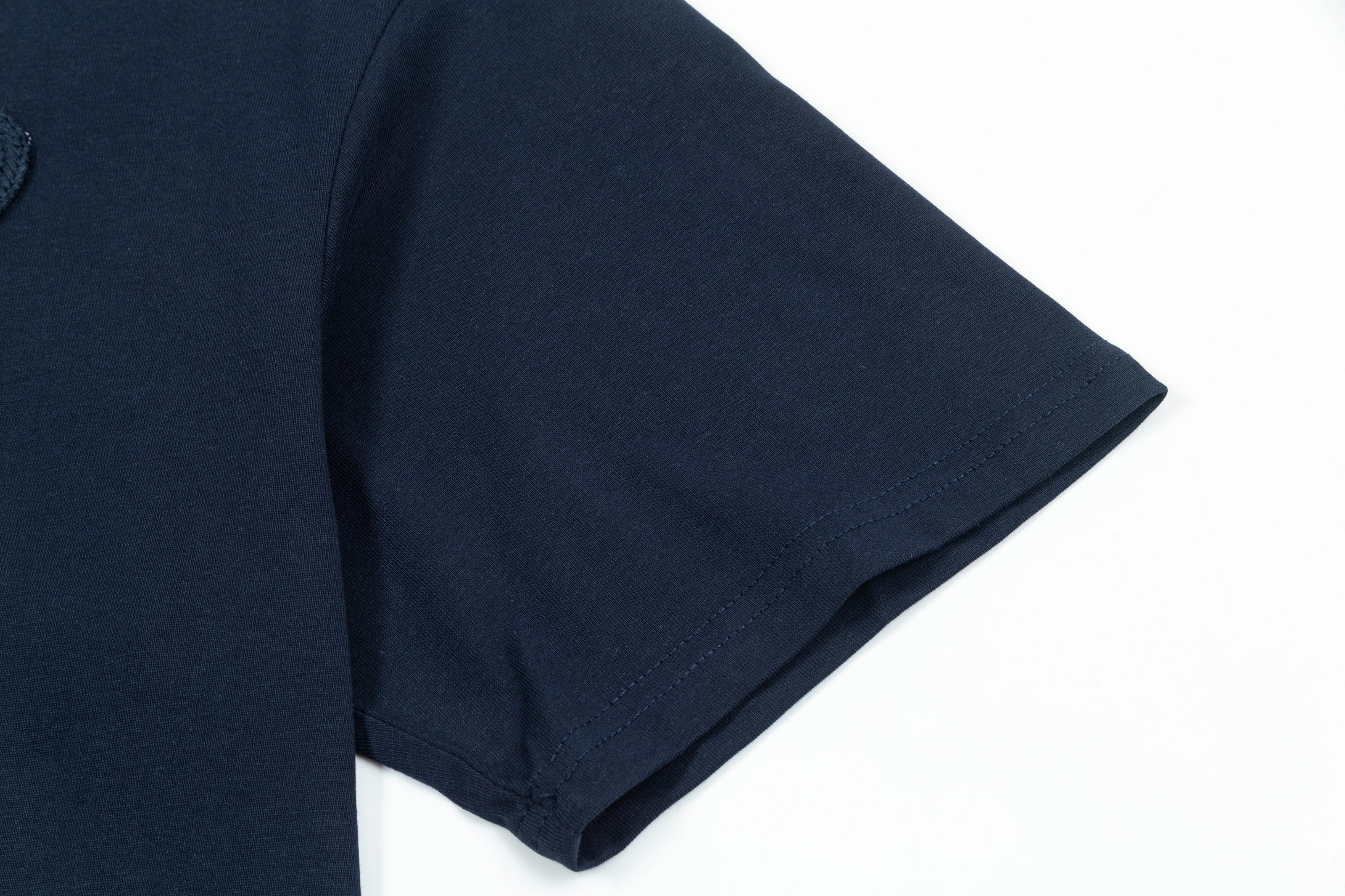 【AMI PARIS公式旗艦店】AMI PARISカジュアルTシャツ。純綿素材を使用し、胸元に小さなハート型の刺繍が施されています。2026年新作。