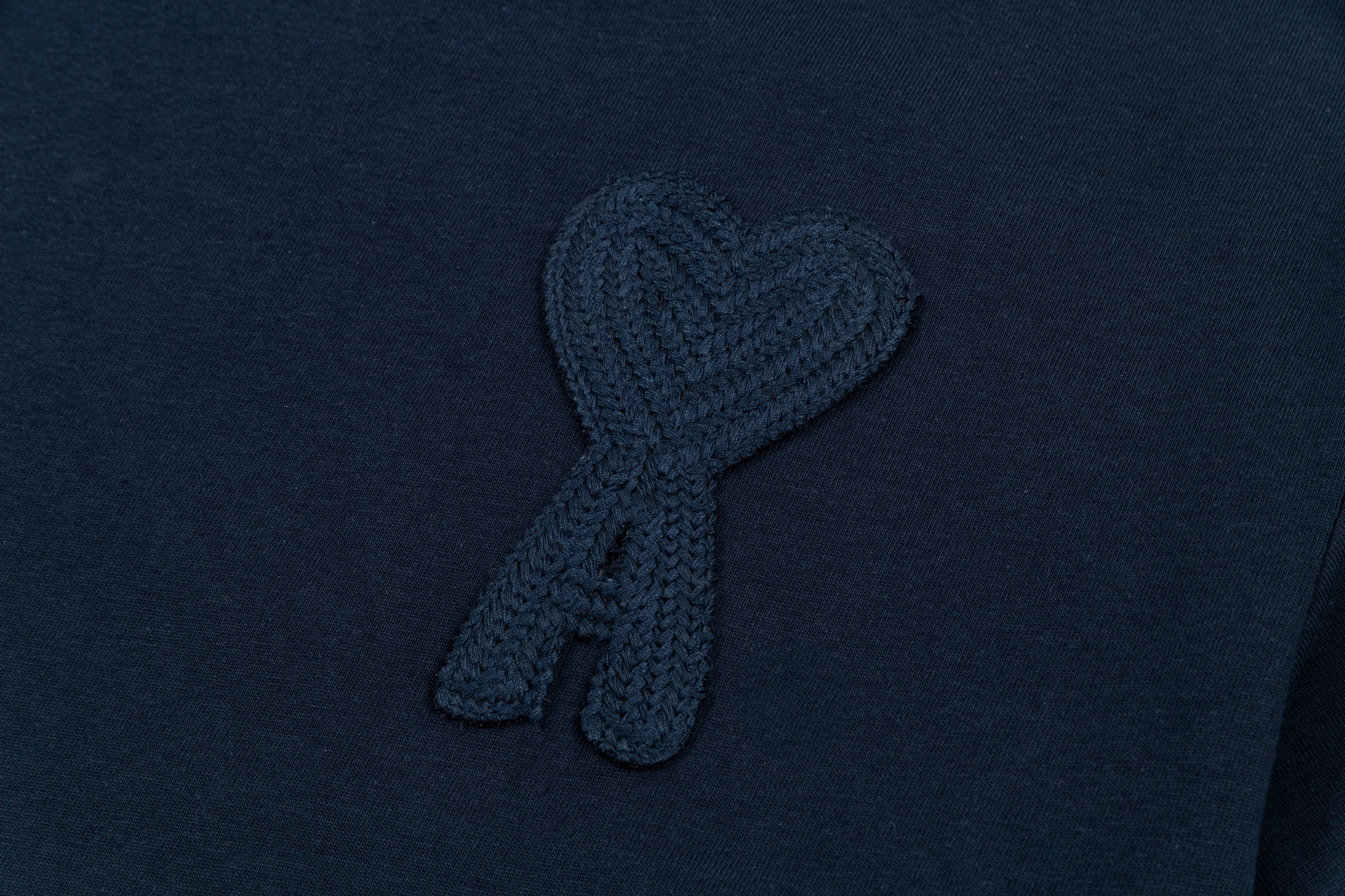 【AMI PARIS公式旗艦店】AMI PARISカジュアルTシャツ。純綿素材を使用し、胸元に小さなハート型の刺繍が施されています。2026年新作。