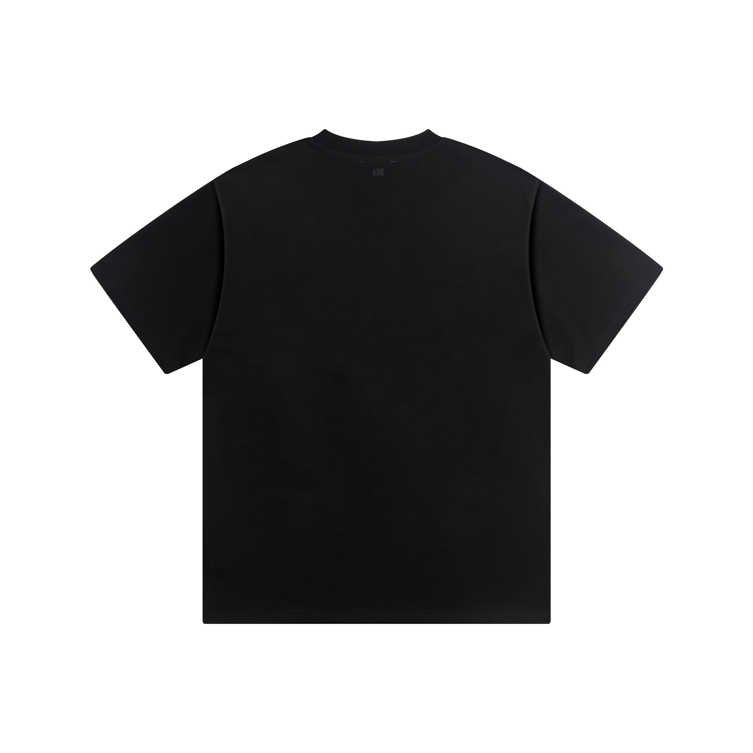 【AMI PARIS公式旗艦店】AMI PARISカジュアルTシャツ。純綿素材を使用し、胸元に小さなハート型の刺繍が施されています。2026年新作。