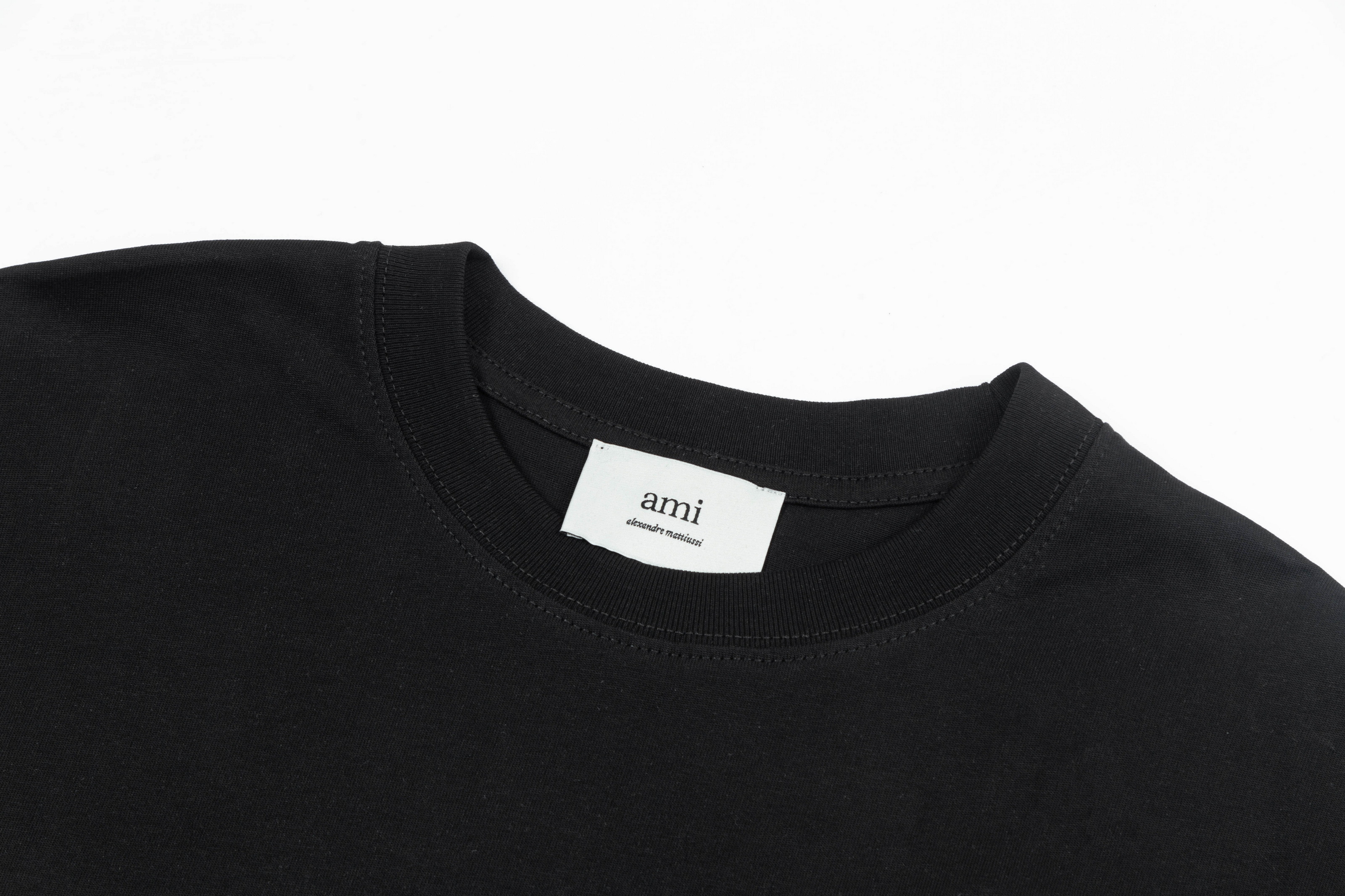 【AMI PARIS公式旗艦店】AMI PARISカジュアルTシャツ。純綿素材を使用し、胸元に小さなハート型の刺繍が施されています。2026年新作。