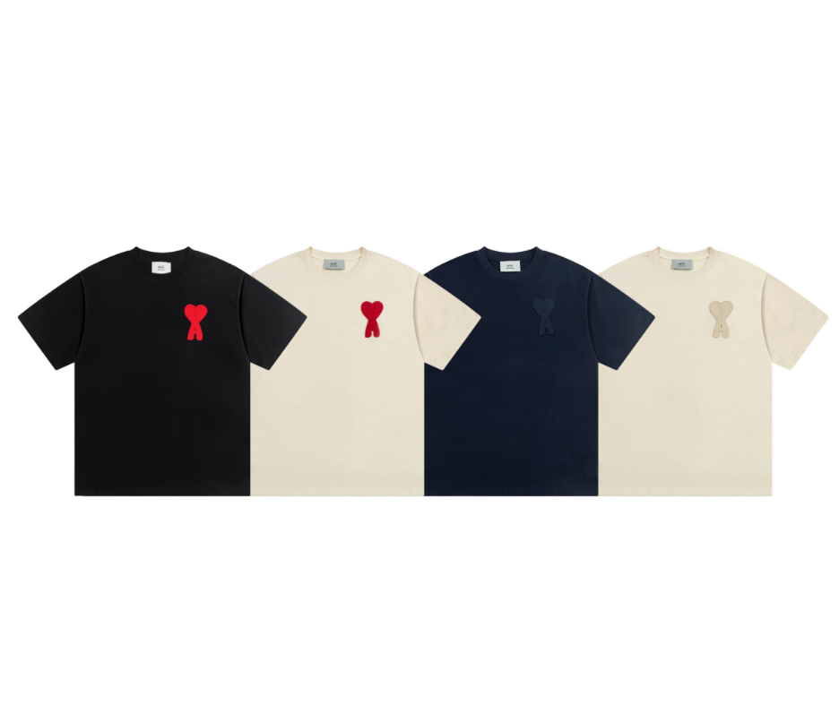 【AMI PARIS公式旗艦店】AMI PARISカジュアルTシャツ。純綿素材を使用し、胸元に小さなハート型の刺繍が施されています。2026年新作。
