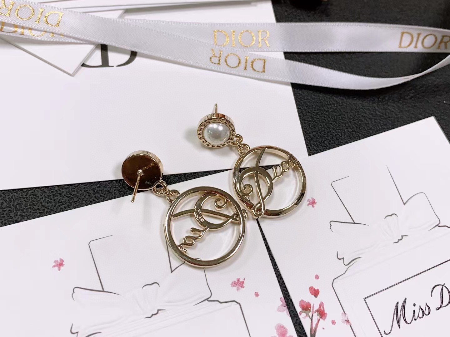 【DIOR】ディオール  ファッションスタイルのイヤリング-BRAND OFF