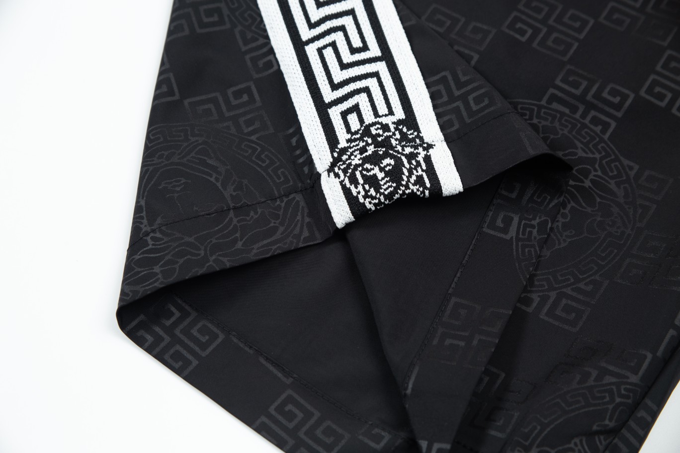 【VERSACE  公式旗艦店】ヴェルサーチ  ショートパンツ  ご好評に付き再入荷！-BRAND OFF