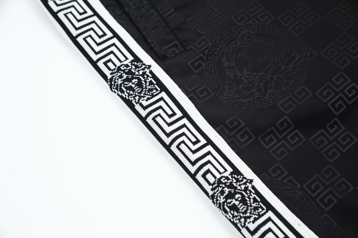 【VERSACE  公式旗艦店】ヴェルサーチ  ショートパンツ  ご好評に付き再入荷！-BRAND OFF