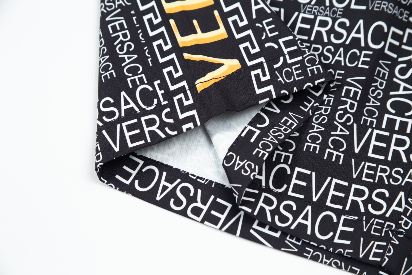 【VERSACE  公式旗艦店】ヴェルサーチ  ショートパンツ  ご好評に付き再入荷！-BRAND OFF