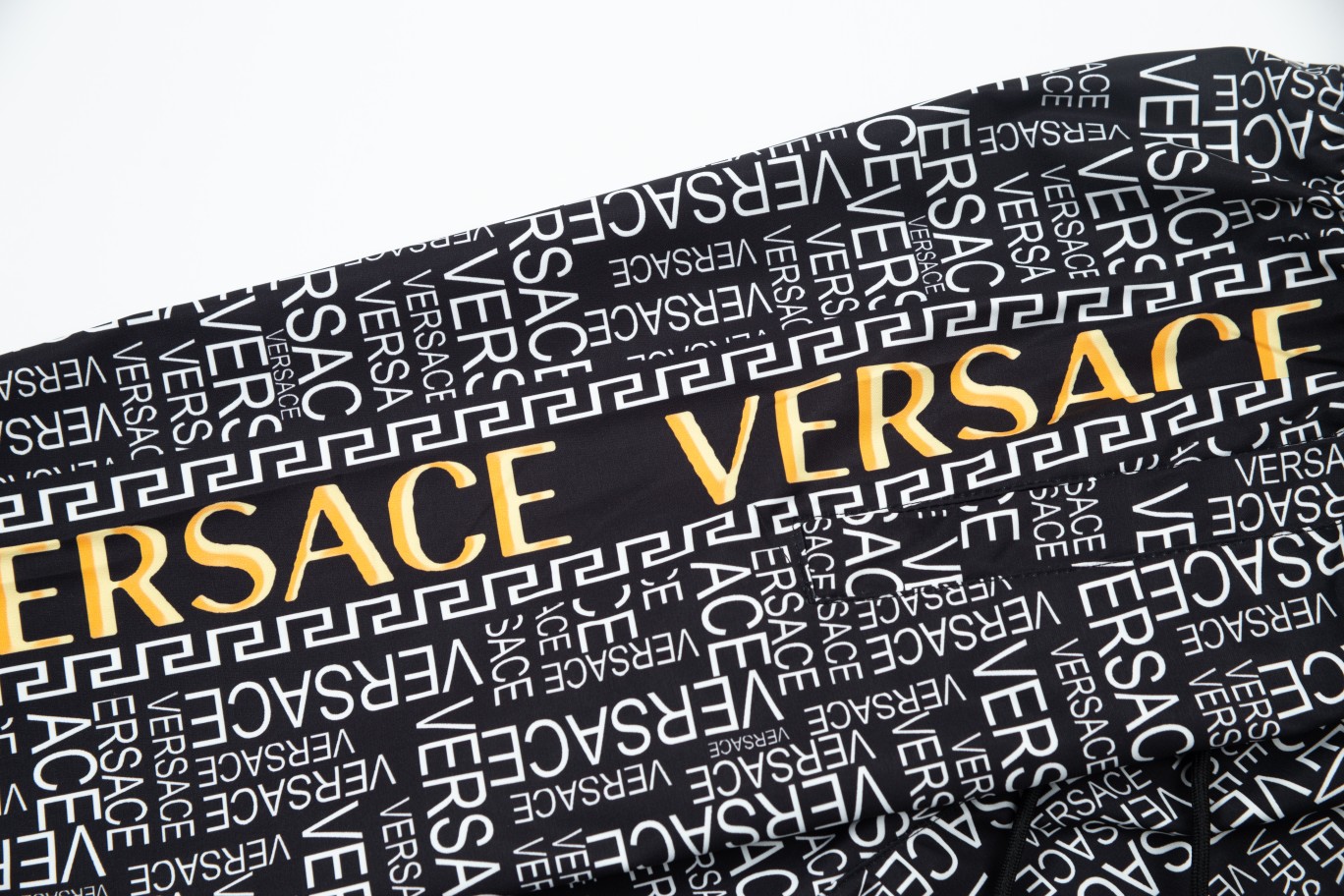 【VERSACE  公式旗艦店】ヴェルサーチ  ショートパンツ  ご好評に付き再入荷！-BRAND OFF