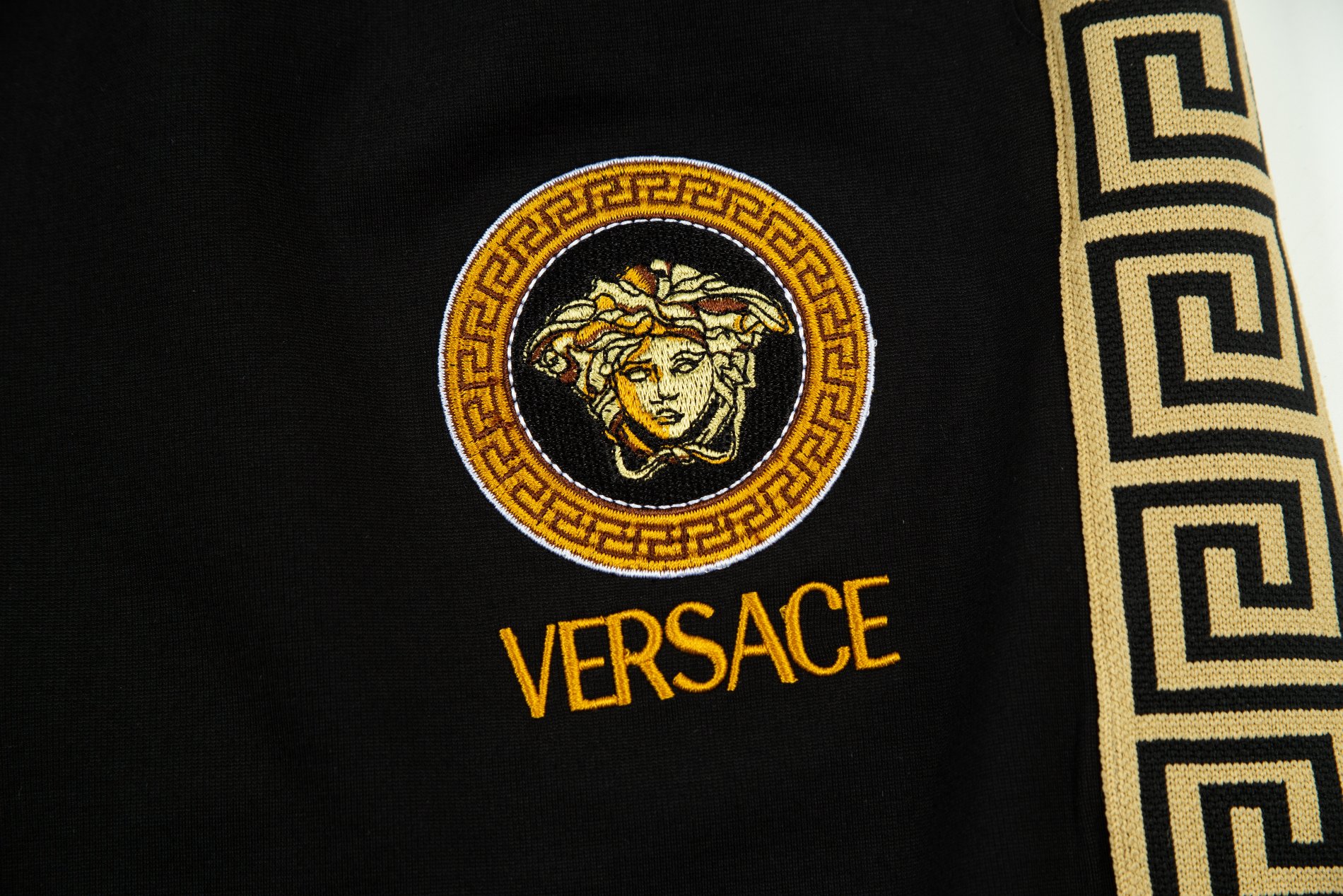 【VERSACE  公式旗艦店】ヴェルサーチ  ショートパンツ  ご好評に付き再入荷！-BRAND OFF