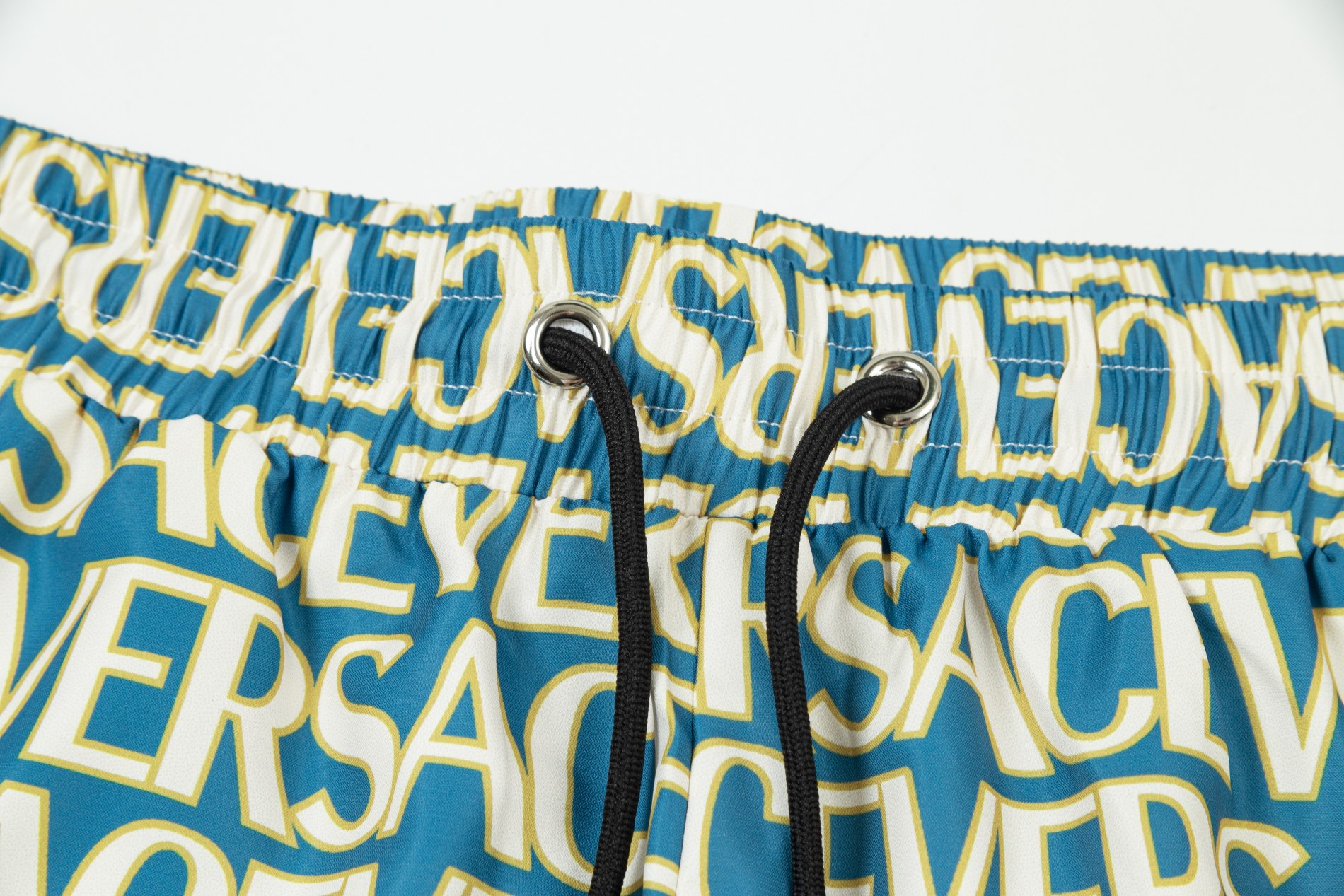 【VERSACE  公式旗艦店】ヴェルサーチ  ショートパンツご好評に付き再入荷 24628-BRAND OFF