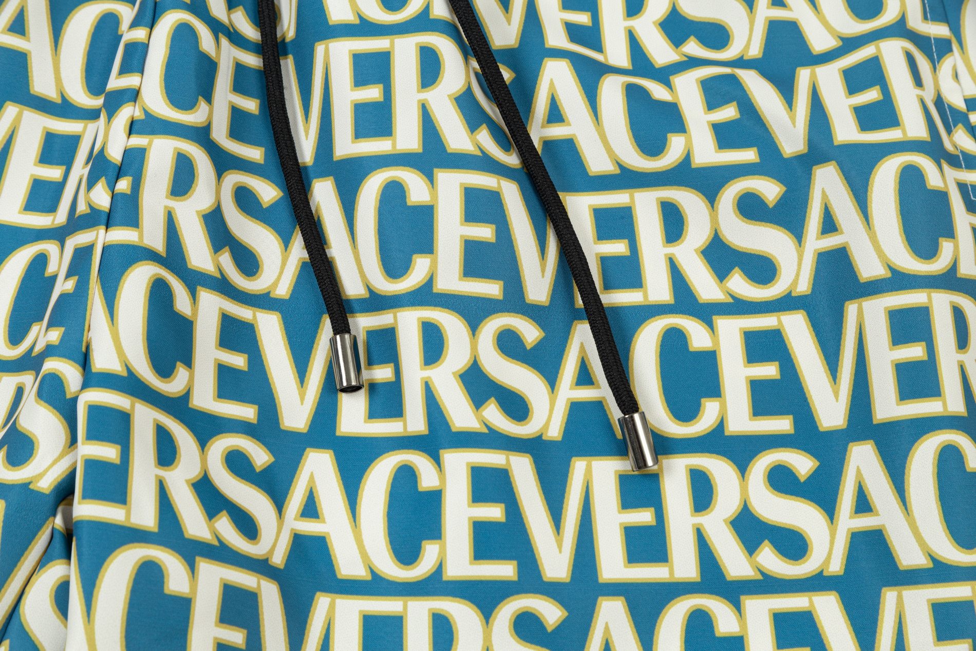 【VERSACE  公式旗艦店】ヴェルサーチ  ショートパンツご好評に付き再入荷 24628-BRAND OFF
