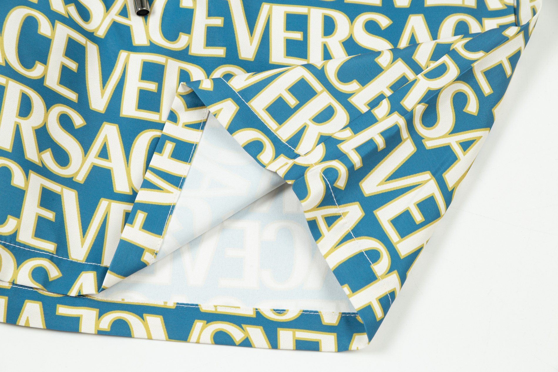 【VERSACE  公式旗艦店】ヴェルサーチ  ショートパンツご好評に付き再入荷 24628-BRAND OFF