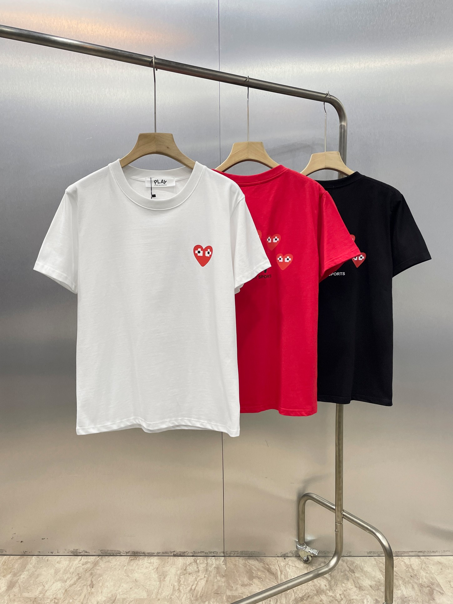 【COMME DES GARCONS PLAY 公式旗艦店】 コム デ ギャルソン プレイ   Tシャツご好評に付き再入荷 24628-BRAND OFF