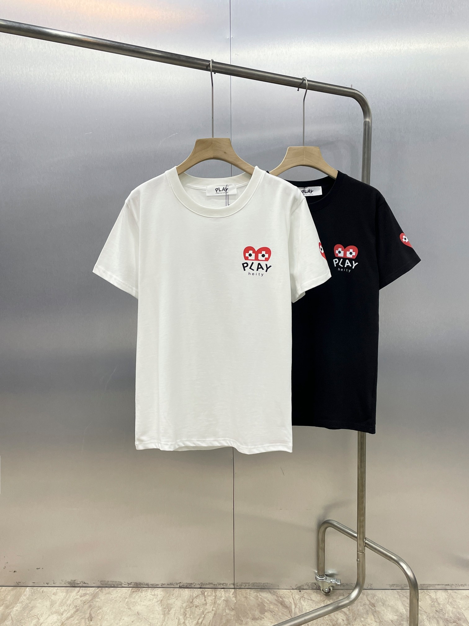 【2026】【COMME DES GARCONS PLAY 公式旗艦店】 コム デ ギャルソン プレイ   Tシャツご好評に付き再入荷 24628-BRAND OFF